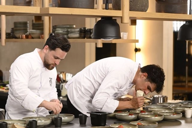 Τελικός Masterchef 2025: Η συγκινητική έκπληξη που περίμενε τους δύο φιναλίστ και η σπόντα Κουτσόπουλου