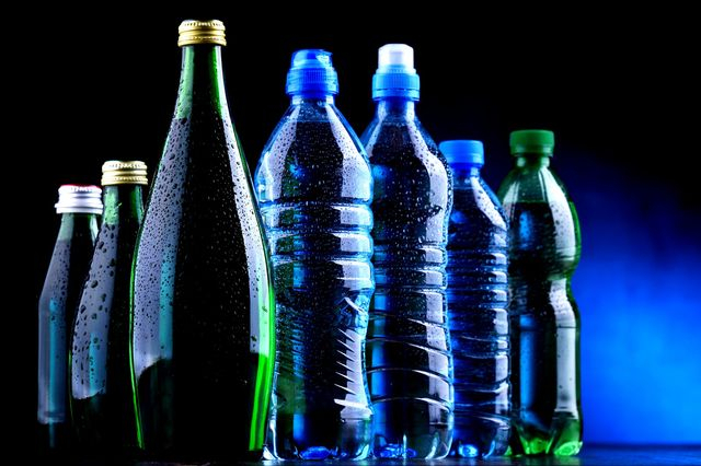 ‌Πλαστικά ή γυάλινα; Ποια μπουκάλια περιέχουν περισσότερα μικροπλαστικά