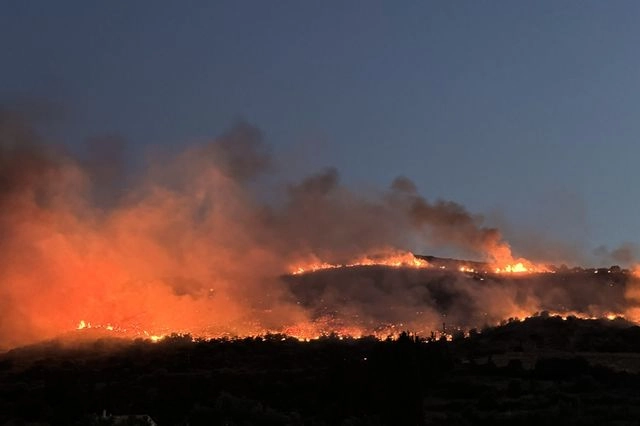 Σε ύφεση η πυρκαγιά στη Ναύπακτο – Ισχυρές δυνάμεις στο σημείο