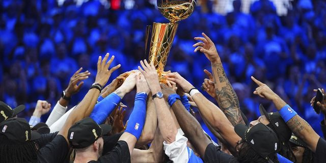 Οι παίκτες των Oklahoma City Thunder σηκώνουν το τρόπαιο