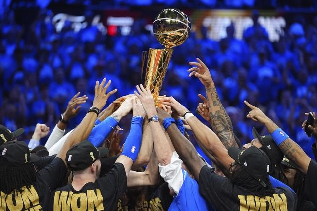 Οι παίκτες των Oklahoma City Thunder σηκώνουν το τρόπαιο