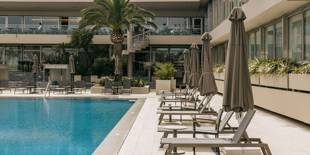 Meltemi Poolside Bar Restaurant: Απόδραση στην Αθηναϊκή Ριβιέρα