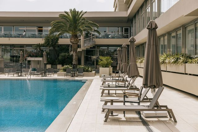 Meltemi Poolside Bar Restaurant: Απόδραση στην Αθηναϊκή Ριβιέρα