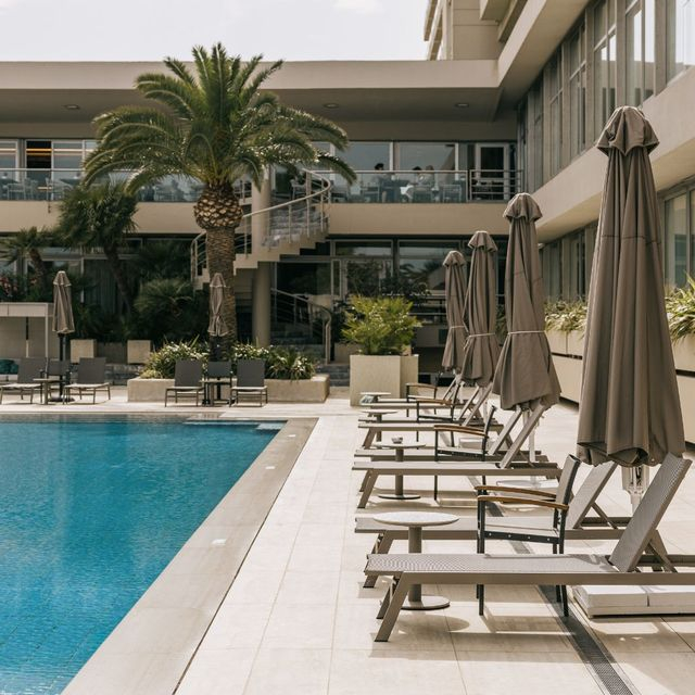 Meltemi Poolside Bar Restaurant: Απόδραση στην Αθηναϊκή Ριβιέρα