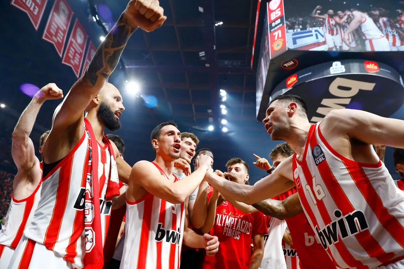 Ολυμπιακός – Παναθηναϊκός 85-71: Θρυλικό πρωτάθλημα στο ΣΕΦ, τα λιοντάρια εκθρόνισαν τους πράσινους και σήκωσαν την κούπα