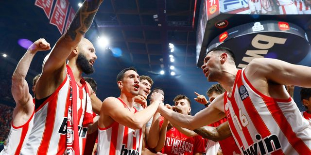 Ολυμπιακός – Παναθηναϊκός 85-71: Θρυλικό πρωτάθλημα στο ΣΕΦ, τα λιοντάρια εκθρόνισαν τους πράσινους και σήκωσαν την κούπα