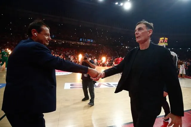 Game 4: Προπονητές και παίκτες του Ολυμπιακού δεν έδωσαν λαβαράκια στην αποστολή του Παναθηναϊκού