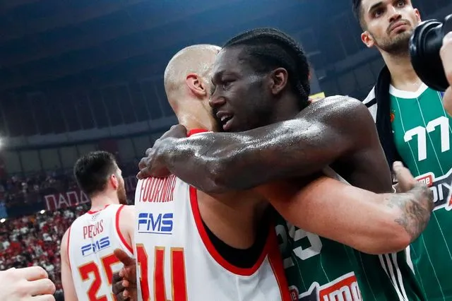 Ολυμπιακός για την αγκαλιά Φουρνιέ-Ναν: “Δόξα τω Θεώ, βρέθηκε αντίπαλος που του έδωσε συγχαρητήρια”