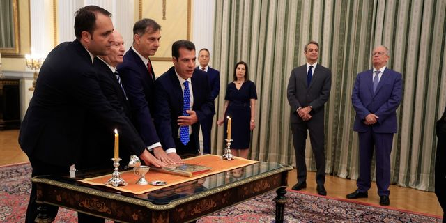 Ορκίστηκαν τα νέα μέλη της κυβέρνησης μετά τις παραιτήσεις για το σκάνδαλο του ΟΠΕΚΕΠΕ