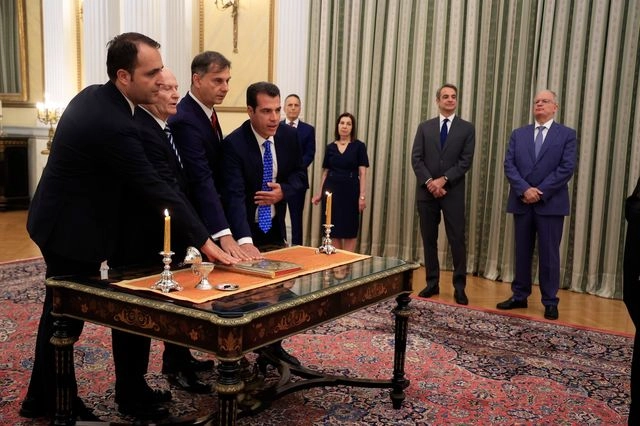 Ορκίστηκαν τα νέα μέλη της κυβέρνησης μετά τις παραιτήσεις για το σκάνδαλο του ΟΠΕΚΕΠΕ