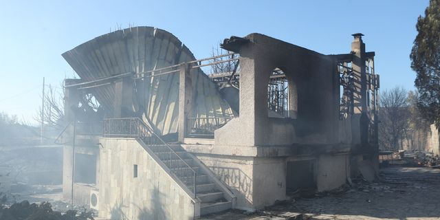 Οριοθετημένη η πυρκαγιά στην Παλαιά Φώκαια – Σε επιφυλακή για αναζωπυρώσεις