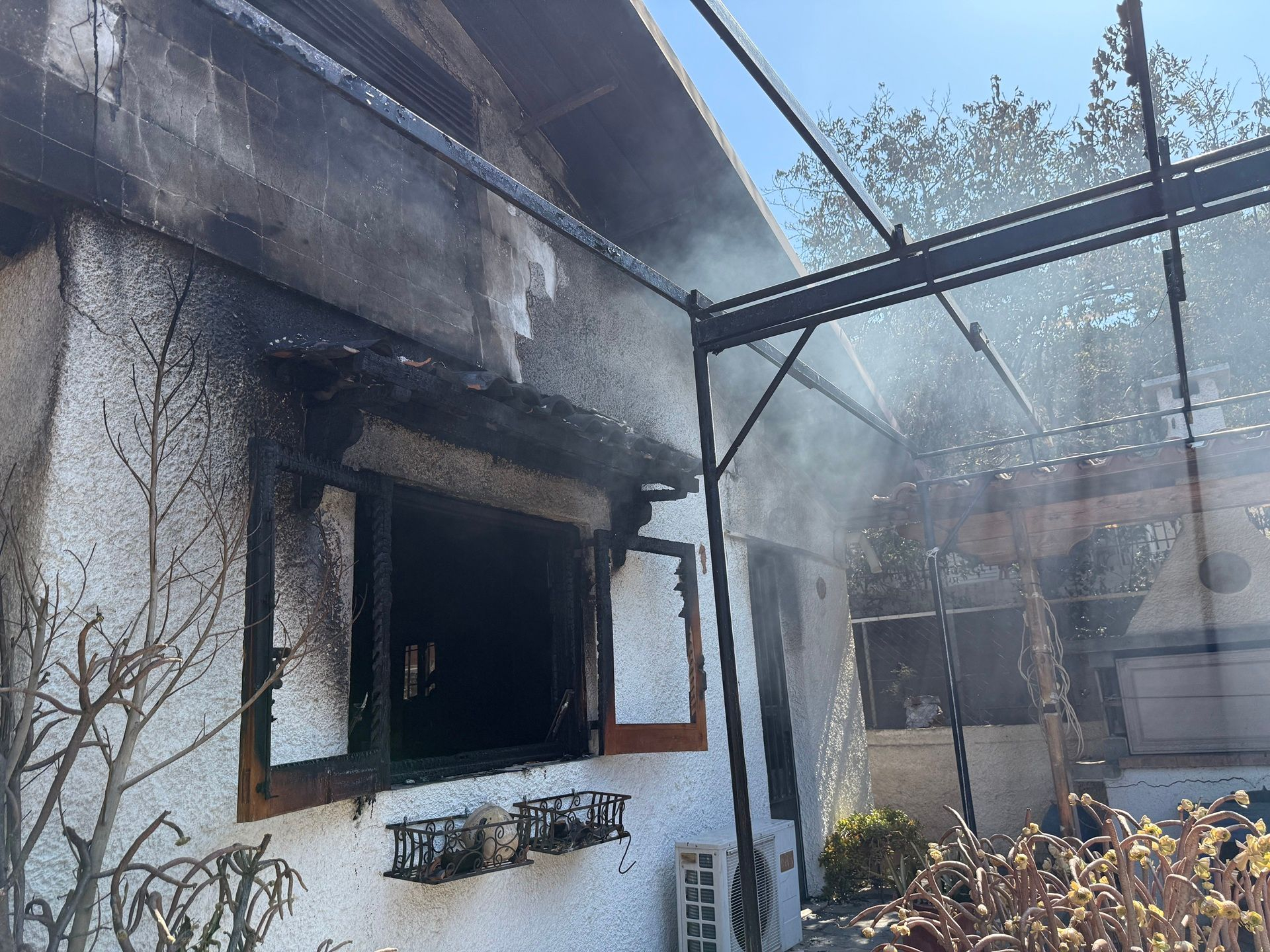 Σπίτι στο Θυμάρι που ακόμα καπνίζει