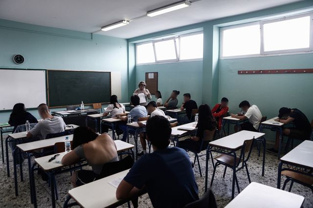 Πανελλήνιες 2025: Πώς κρίνονται τα θέματα σε Αρχαία, Μαθηματικά και Βιολογία