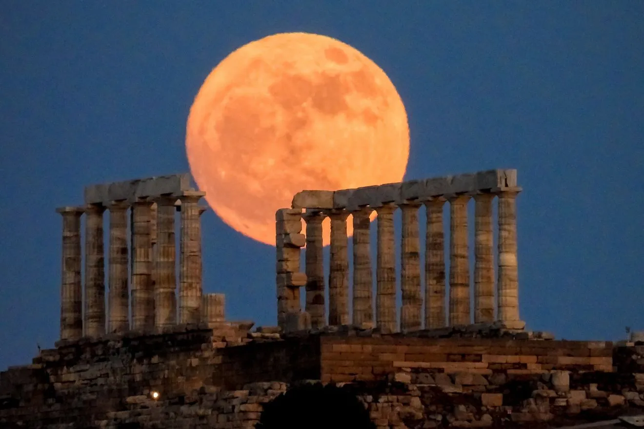 Πανσέληνος της Φράουλας: Το σπάνιο φαινόμενο που δεν θα ξαναδούμε έως το 2043