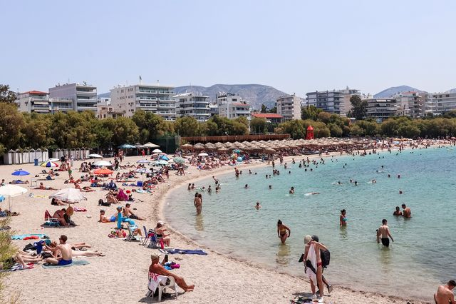 Στιγμιότυπα απο τις παραλίες της Αττικής. Σάββατο 7 Ιουνίου 2025.