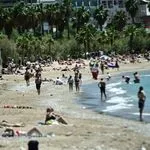 Πόσες ώρες μετά το φαγητό και το αλκοόλ ξαναμπαίνουμε στη θάλασσα