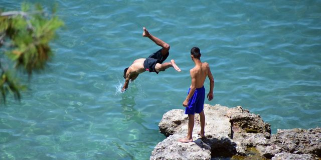 Καιρός: Επιμένουν τα 30άρια και οι άνεμοι – Πού θα έχει βροχές