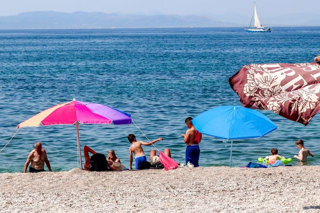 Καιρός: Επιμένει η ζέστη με θερμοκρασίες έως 33 βαθμούς – Μελτέμια στο Αιγαίο