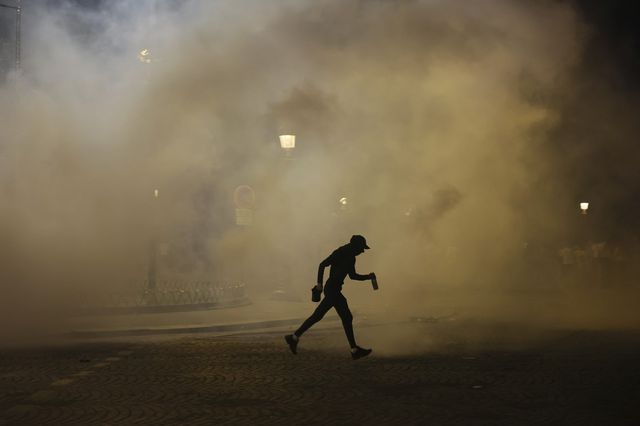 Παρίσι: Φωτιές σε αυτοκίνητα και συμπλοκές με την αστυνομία μετά την κατάκτηση του Champions League