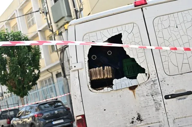 Περιστέρι: Ανταλλαγή πυροβολισμών μεταξύ αναβάτη μηχανής και οδηγού Ι.Χ.