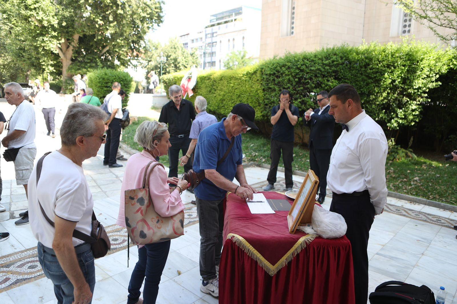 Σε λαϊκό προσκύνημα στον Μητροπολιτικό Ναό Αθηνών η σορός του Πετρολούκα Χαλκιά, Τετάρτη 18 Ιουνίου 2025. O δεξιοτέχνηw του κλαρίνου έφυγε από τη ζωή σε ηλικία 91 ετών την Κυριακή 15/6/25. 