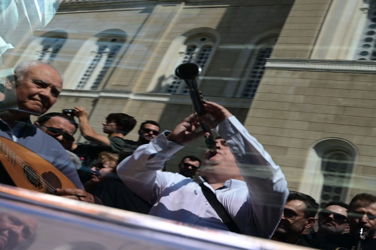 Συγκίνηση στη Μητρόπολη: Με κλαρίνα το “τελευταίο αντίο” στον Πετρολούκα Χαλκιά – Βίντεο