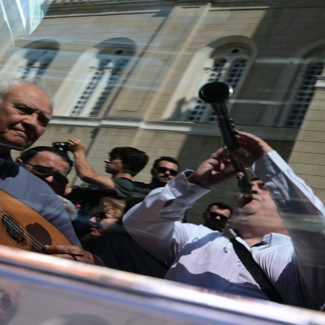 Συγκίνηση στη Μητρόπολη: Με κλαρίνα το ”τελευταίο αντίο” στον Πετρολούκα Χαλκιά 