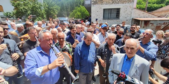 Στο Πωγώνι και με κλαρίνα το τελευταίο αντίο στον Πετρολούκα Χαλκιά