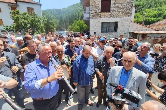 Στο Πωγώνι και με κλαρίνα το τελευταίο αντίο στον Πετρολούκα Χαλκιά