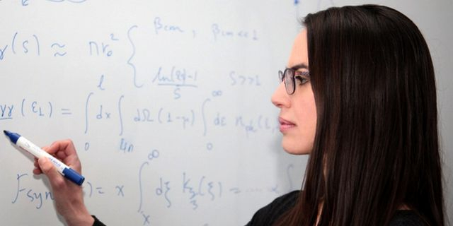 Μαρία Πετροπούλου - Επίκουρη Καθηγήτρια Φυσικής στο Εθνικό & Καποδιστριακό Πανεπιστήμιο Αθηνών