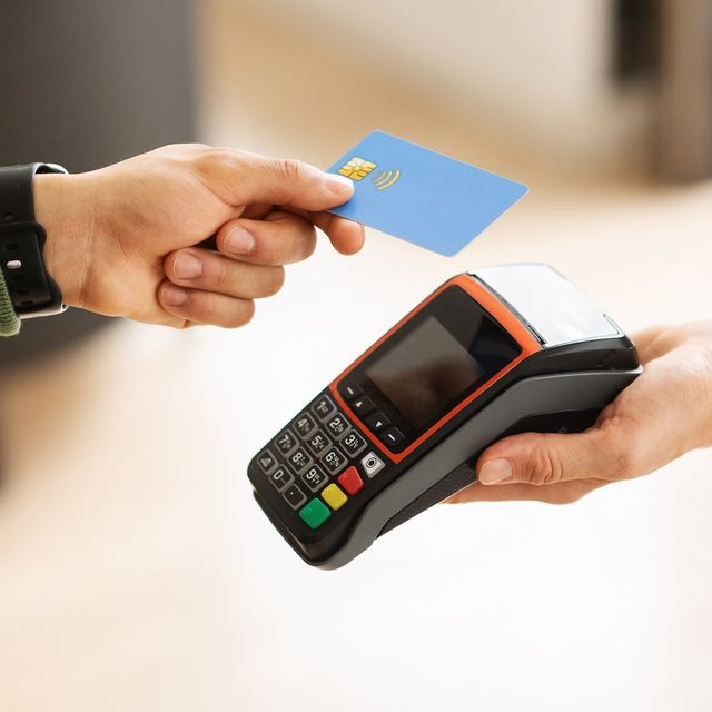 Το “κενό” ΦΠΑ, “ΑΤΜ” στα μπακάλικα και “μοντέλο – μετρό” στα ΚΤΕΛ