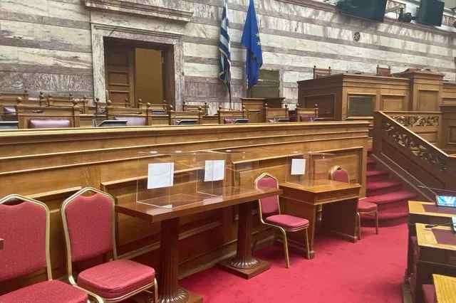 Τρείς από τις 14 κάλπες που θα στηθούν σήμερα για την ψηφοφορία στην Βουλή