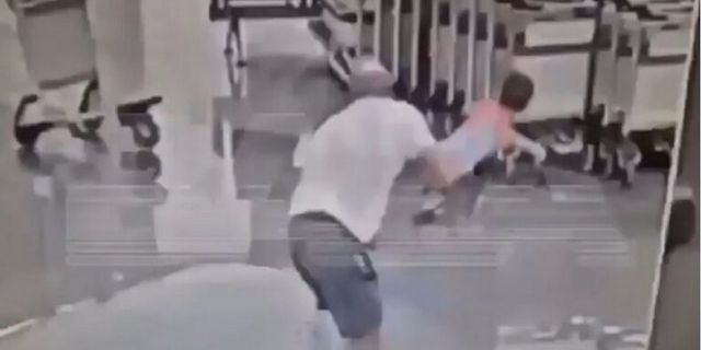 Ρωσία: Άνδρας σε αμόκ άρπαξε και πέταξε στο δάπεδο αεροδρομίου ενάμιση έτους παιδί