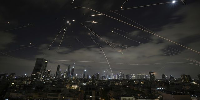 Νύχτα αγωνίας στη Μέση Ανατολή – Νέες εκατέρωθεν επιθέσεις Ισραήλ και Ιράν