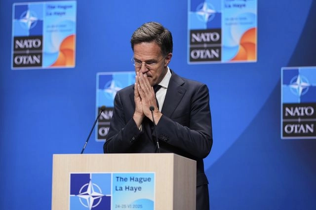 Ο Μαρκ Ρούτε στη Συνέντευξη Τύπου μετά το ανακοινωθέν της Συνόδου Κορυφής του ΝΑΤΟ