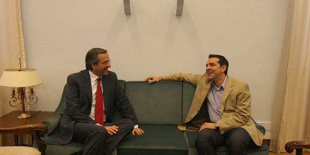 Το Μαξίμου μεταξύ δύο πρώην πρωθυπουργών