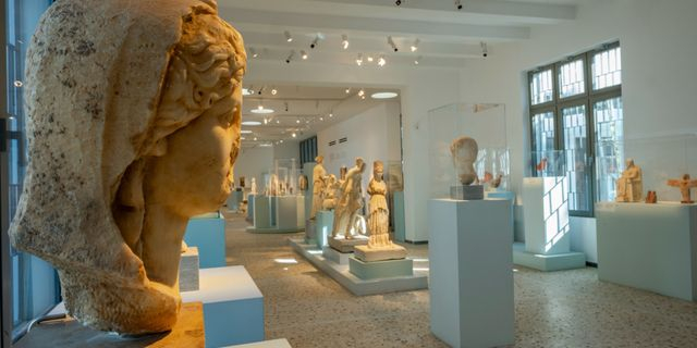 Η Κόρη της Θήρας δεν φοβάται τους σεισμούς στη Σαντορίνη