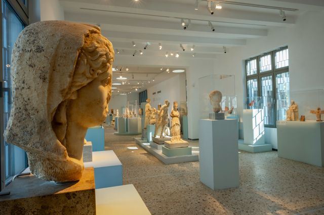 Η Κόρη της Θήρας δεν φοβάται τους σεισμούς στη Σαντορίνη