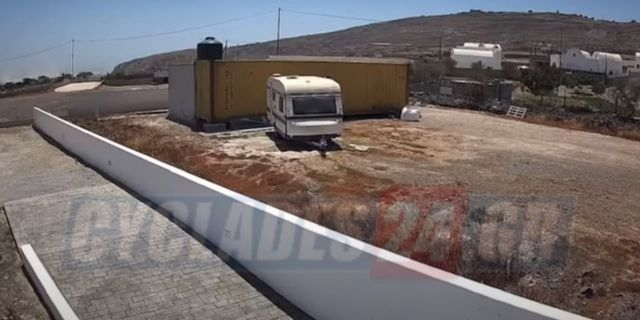 Σαντορίνη: Θυελλώδεις άνεμοι αναποδογύρισαν και διέλυσαν ολόκληρο τροχόσπιτο – Βίντεο