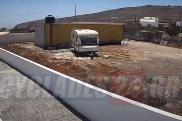 Σαντορίνη: Θυελλώδεις άνεμοι αναποδογύρισαν και διέλυσαν ολόκληρο τροχόσπιτο – Βίντεο