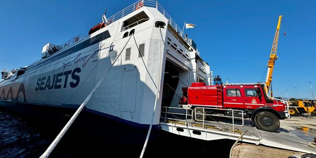 Μεταφορά ισχυρών πυροσβεστικών δυνάμεων από τη SEAJETS στη Χίο με το ταχύπλοο SUPERRUNNER JET 2