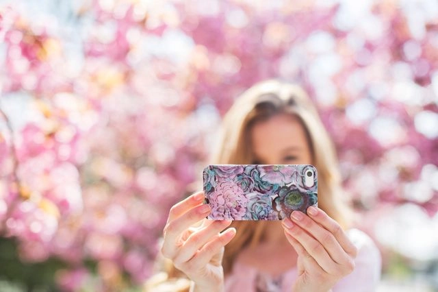 Οι selfies από τις διακοπές μιας Βρετανίδας οδήγησαν στη σύλληψή της