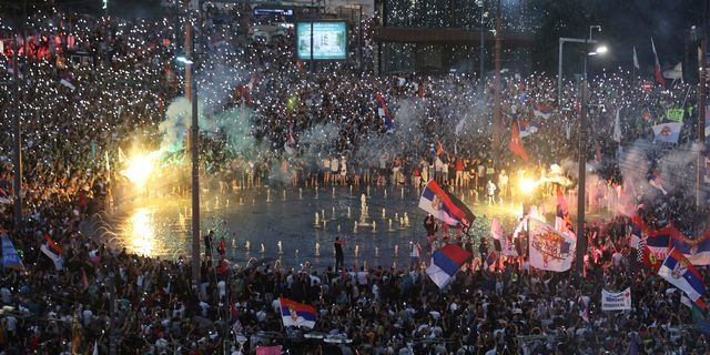 Οργή λαού στη Σερβία – Εκατοντάδες χιλιάδες διαδηλωτές απαίτησαν εκλογές