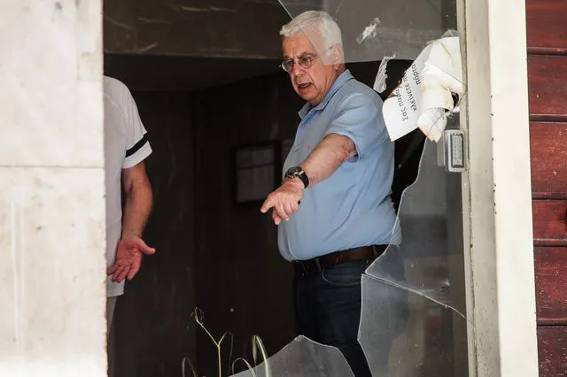 Θεσσαλονίκη: Επίθεση με γκαζάκια στο σπίτι του βουλευτή Στράτου Σιμόπουλου