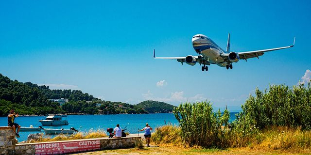 Aεροπλάνο προσγειώνεται στον αεροδιάδρομο της Σκιάθου