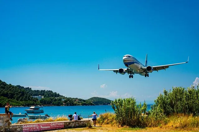Aεροπλάνο προσγειώνεται στον αεροδιάδρομο της Σκιάθου