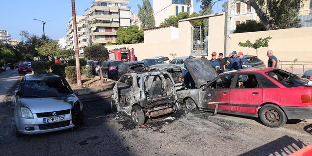 Κάηκαν οχήματα στη Νέα Σμύρνη – Συναγερμός στην Πυροσβεστική