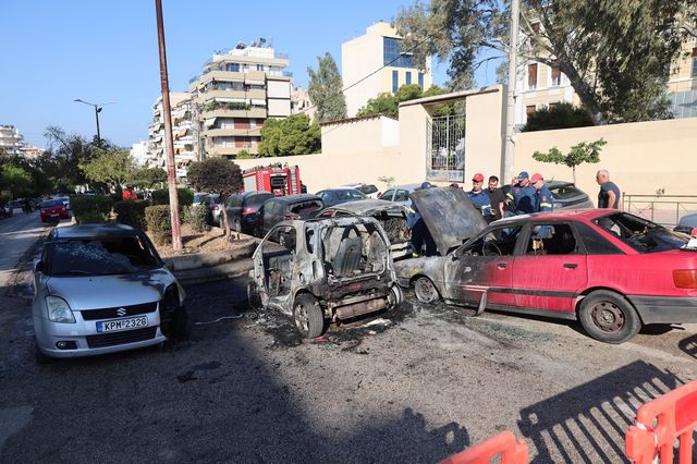 Κάηκαν οχήματα στη Νέα Σμύρνη – Συναγερμός στην Πυροσβεστική