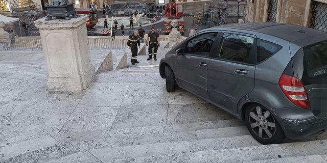 Απίστευτο περιστατικό στην Ιταλία – Βίντεο με τον 80χρονο να κατεβαίνει τα Ισπανικά Σκαλιά με ΙΧ