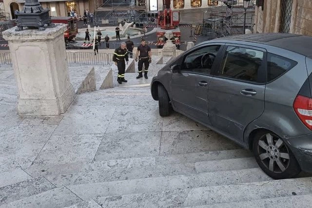 Απίστευτο περιστατικό στην Ιταλία – Βίντεο με τον 80χρονο να κατεβαίνει τα Ισπανικά Σκαλιά με ΙΧ